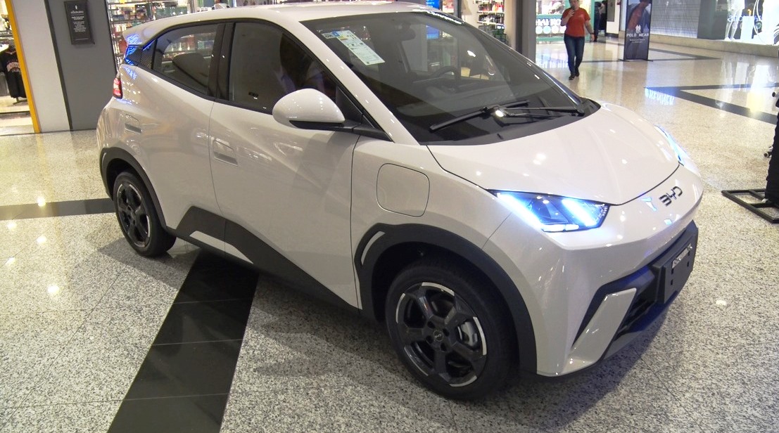 A marca que mais vende carros elétricos no mundo agora está no shopping.