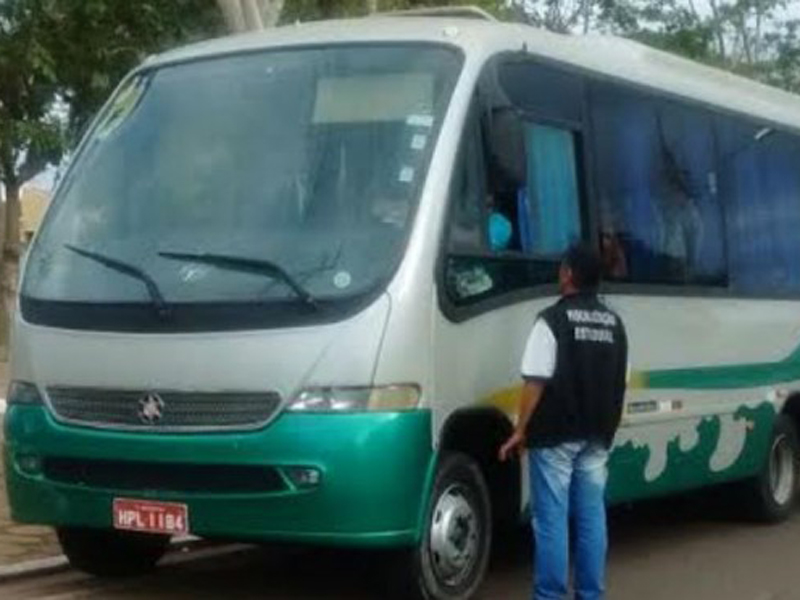 Na região leste, um micro-ônibus não autorizado fazia fretamento e foi autuado - Divulgação/Agepan