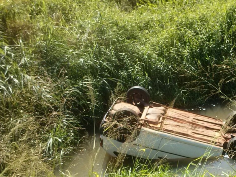 Motorista teria perdido o controle ao desviar de um buraco - Reprodução