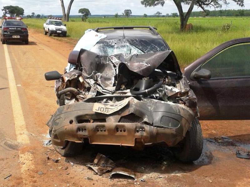 Frente do veículo em que estavam as vítimas ficou completamente destruído em acidente - PRF/Três Lagoas