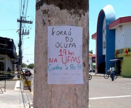 Ocupantes da UFMS pregam cartazes convidando população para forró nesta sexta-feira (18) - Reprodução - JP NEWS Ocupantes da UFMS pregam cartazes convidando população para forró nesta sexta-feira (18) - Reprodução - JP NEWS