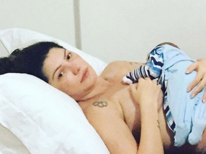 Antônia Fontenelle amamenta o filho recém-nascido, Salvatore - Reprodução/ Instagram 