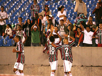Jogadores do Fluminense agradecem o apoio da torcida no Maracanã -