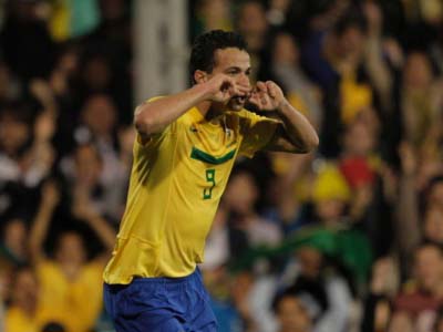 Leandro Damião atestou a reputação de artilheiro do futebol nacional na temporada com seu primeiro gol pelo Brasil - Leandro Damião atestou a reputação de artilheiro do futebol nacional na temporada com seu primeiro gol pelo Brasil -