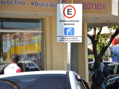 Para ter direito a estacionar nessas vagas é necessário que a pessoa seja cadastrada no Departamento Municipal de Trânsito -