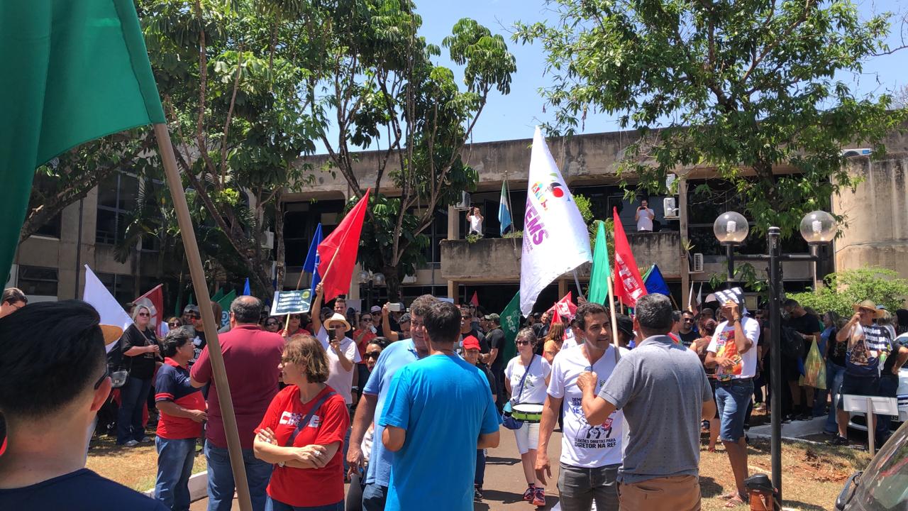 Professores protestaram na sede da governadoria e na Sec. Estadual de Educação - Israel Espindola/CBN