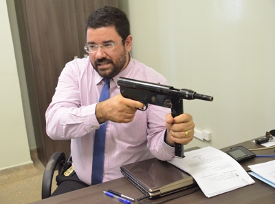 Embora artesanal, arma estava em condições de uso, diz o delegado Thiago Passos -