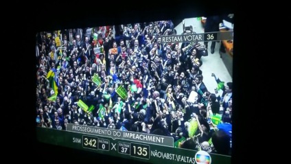 Registro do momento em que 342 deputados votaram pelo impeachment - Reprodução TV Globo