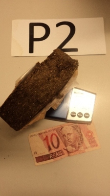 Tablete de maconha encontrado com os suspeitos -