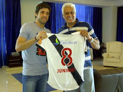 O meio-campista Juninho Pernambucano foi na contramão de grande parte dos atletas brasileiros - O meio-campista Juninho Pernambucano foi na contramão de grande parte dos atletas brasileiros -