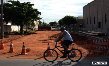 Rua Duque de Caxias está interdidata entre a avenida Rosário Congro e a rua Paranaíba, no Centro de Três Lagoas, durante a manhã desta quarta-feira - Hugo Leal/JPNEWS