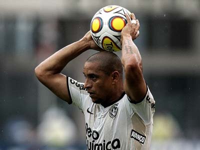 Segundo Roberto Carlos, Tite teria escalado Fábio Santos por considerar que o reserva estava em melhores condições para o confronto - Segundo Roberto Carlos, Tite teria escalado Fábio Santos por considerar que o reserva estava em melhores condições para o confronto -