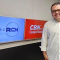 Alan Guedes no estúdio da rádio CBN Campo Grande