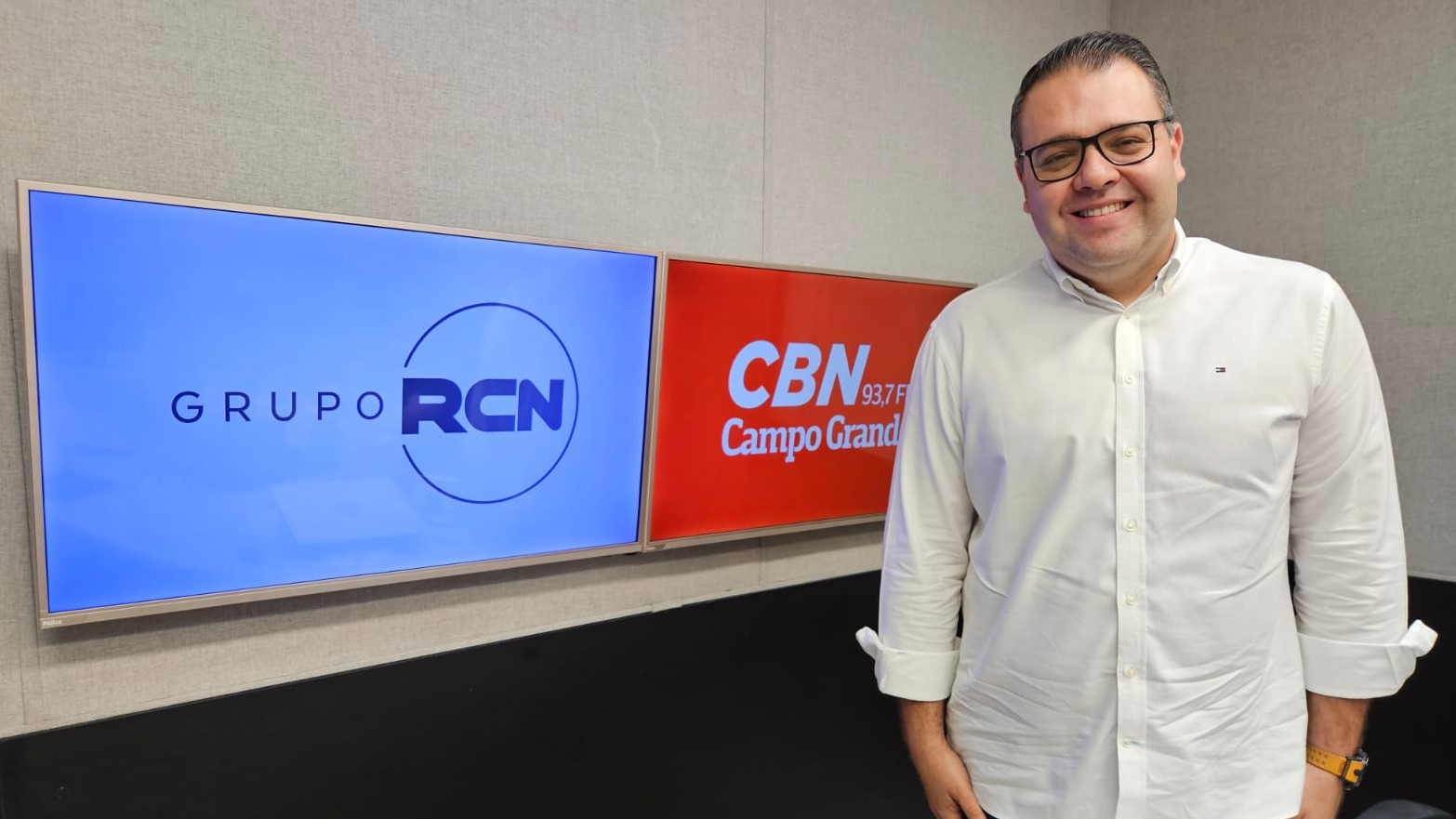 Alan Guedes no estúdio da rádio CBN Campo Grande