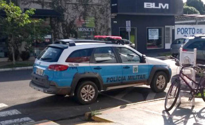 Câmeras de segurança em comércios vizinhos possivelmente registraram as ações do bandido