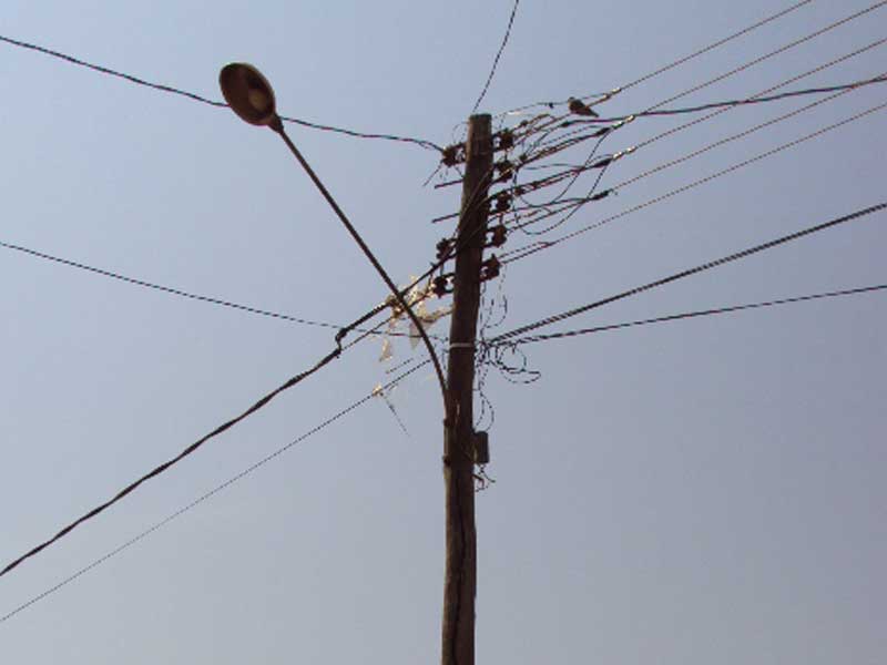 Poste está quase caindo em bairro