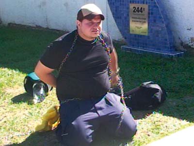 A angústia e a saudade motivaram Sealtiel Hebron da Silva Marques a se acorrentar em frente ao portão do abrigo Poço de Jacó -