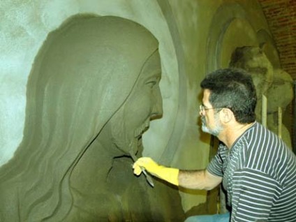 O andradinense Adélio Sarro trabalha em obra sacra na Basílica de Aparecida -