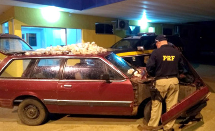 Policias desconfiaram das informações prestadas pelo motorista e encontraram a droga - Divulgação/PRF