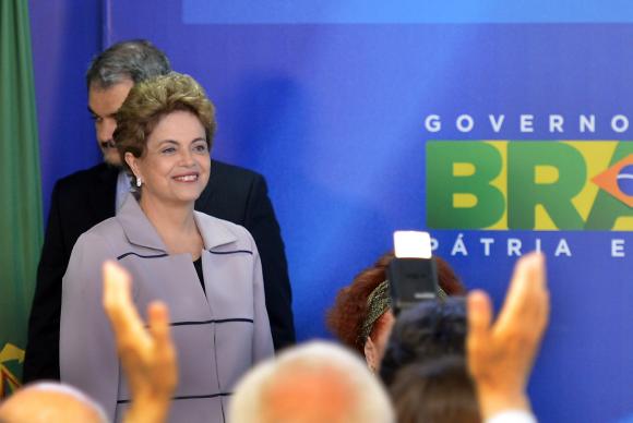 Presidenta Dilma Rousseff recebeu apoio de intelectuais e artistas contra o processo de impeachment em cerimônia no Palácio do Planalto - Antonio Cruz/Agência Brasil Presidenta Dilma Rousseff recebeu apoio de intelectuais e artistas contra o processo de impeachment em cerimônia no Palácio do Planalto - Antonio Cruz/Agência Brasil
