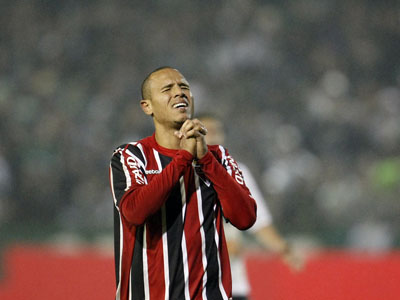 Luis Fabiano lamenta chance perdida em Curitiba -