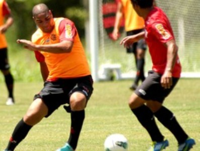 Adriano participa de treino do Fla nesta terça -