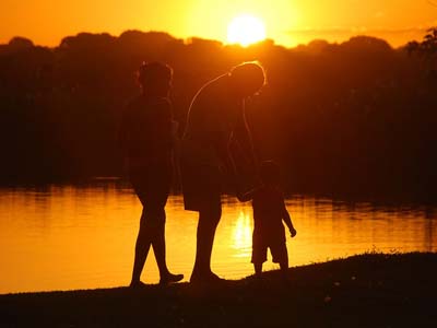 Aos finais de semana os padrinhos levam as crianças para casa -