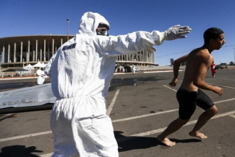 A Coordenação de Defesa de Área (CDA) de Brasília realiza treinamento para acolhimento de pessoa para descontaminação ou evacuação, caso ocorra explosão química dentro do Estádio Mané Garrincha  - Marcelo Camargo/Agência Brasil