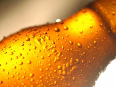 A cerveja não deve ser bebida na garrafa. -