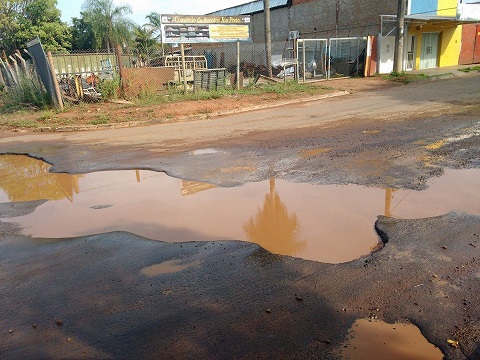 Buraco e acúmulo de água na rua Yamaguti Kankit causam transtornos  - Divulgação/facebook 