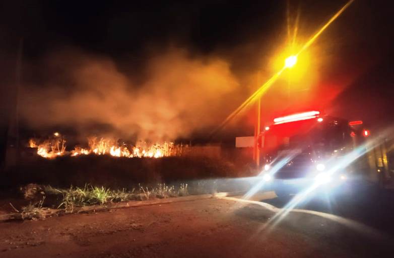 Fato ocorreu na noite deste domingo (2), no bairro Jardim dos Ipês 3 - Divulgação/Corpo de Bombeiros