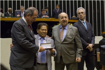 Rosário Congro Neto ao lado dos deputados Akira Otsubo(PMDB-MS) e do 2º secretárioSimão Sessim (PP-RJ) -