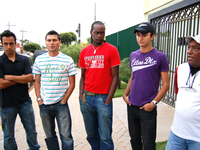 Da esquerda para a direita: Hector, Adriano, Kleber, Marcos Paulo e o massagista Isaac em frente a Câmara Municipal -