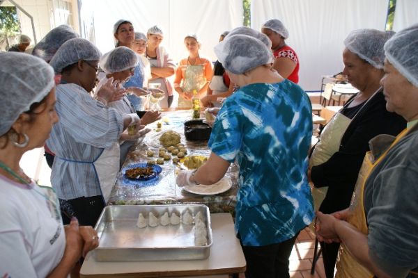 Alunas aprendem a fazer salgados -