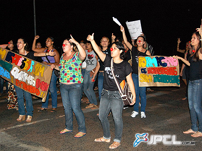 Dezenas de estudantes tentaram fechar a avenida Capitão Olinto Mancini -