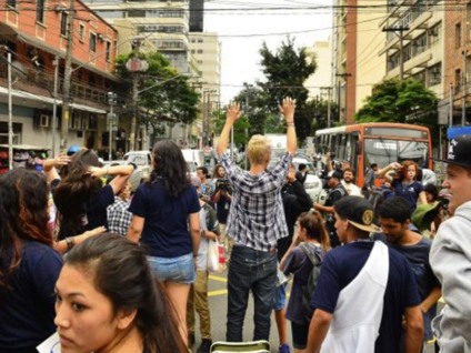 Ontem os estudantes também protestaram contra a reorganização escolar no estado de São Paulo e bloquearam um dos sentidos da Avenida Brigadeiro Faria Lima - Rovena Rosa/Agência Brasil