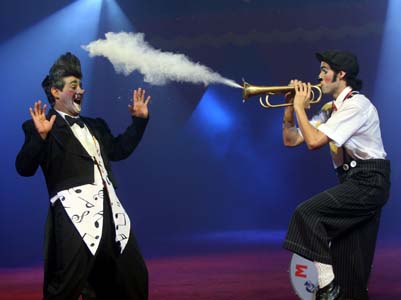 Os palhaços Matraca e Moroco, que são argentinos, prometem um show onde será impossível conter o riso -