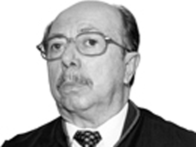 Com uma carreira coroada de êxito, o desembargador Rui formou-se em Direito, no ano de 1958, pela Faculdade Nacional de Direito da Universidade do Brasil, no Rio de Janeiro -