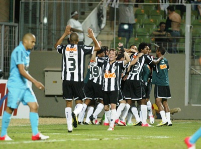 Jogadores do Galo comemoram para a decepção dos santistas -