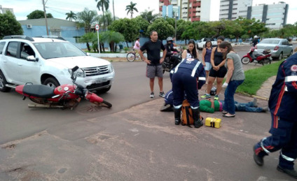 Batida entre moto e SUV em avenida deixa um ferido