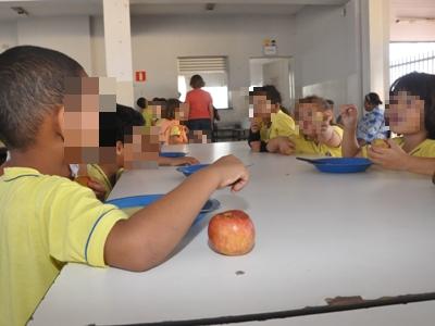 Dez mil crianças serão beneficiadas pelos kits com material escolar, agasalhos e uniformes -