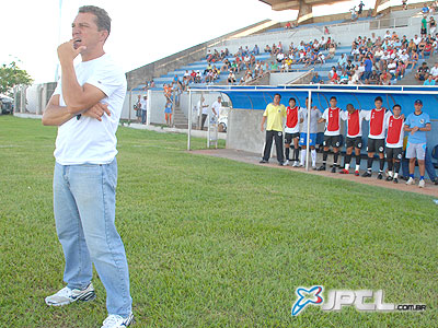 Técnico Sinval observa o time durante o jogo contra Costa Rica -