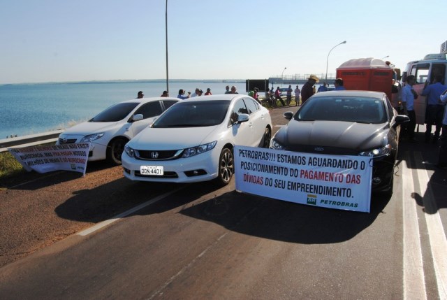 Credores do empreendimento fecharam trecho da rodovia BR-262, em 2015, em protesto contra a falta de pagamento pelos serviços - Arquivo/JP