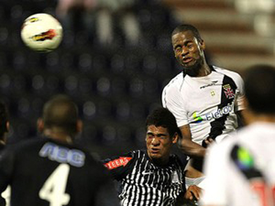Dedé contra o Alianza, em seu último jogo pelo Vasco -