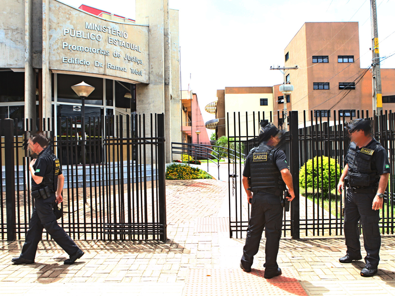 Policiais estiveram no prédio do Ministério Público - Elias Dias/JP