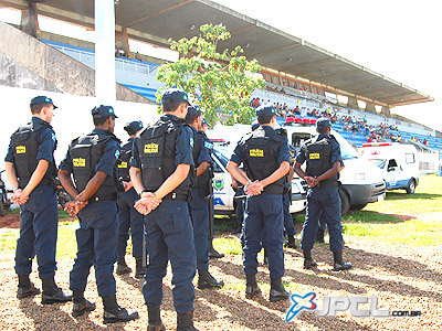 Policiais militares mais experientes ensinam aos alunos como deve ser o comportamento durante o transcorrer dos jogos -