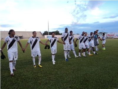 Jogadores saúdam a torcida antes de a bola rolar no estádio ?Madrugadão" -