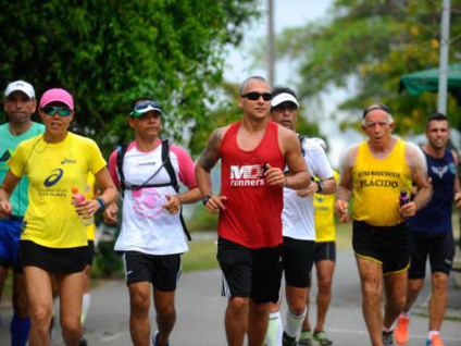 Maratonistas correm 13 horas para conseguir doações para o Inca