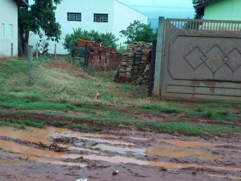 Entulhos foram colocados em trecho da rua e acabaram encobertos pela chuva - José Alves/Arquivo Pessoal