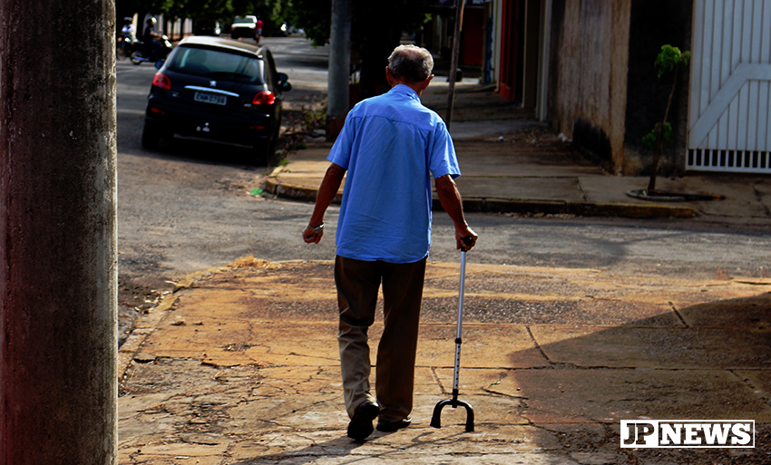 Idoso aproveita o tempinho fresco na manhã desta segunda-feira para caminhar pelas ruas de Três Lagoas - Hugo Leal/JPNEWS